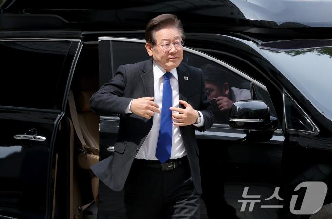 이재명 더불어민주당 대표가 지난 7일 오전 서울 서초구 서울중앙지법에서 열린 대장동 배임 및 성남FC 뇌물 관련 특정범죄가중처벌등에관한법률위반(뇌물) 등 공판에 출석하고 있다. 2024.6.7/뉴스1 ⓒ News1 장수영 기자