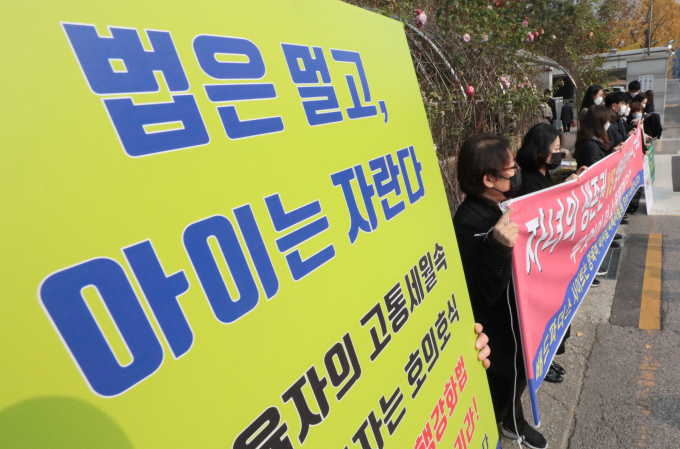 여성가족부는 양육비 지급 명령을 이행하지 않고 3000만원 이상의 양육비를 미지급하는 비양육부모에게 출국금지나 운전면허 정지 등의 제재를 가할 수 있게 하는 내용의 '양육비이행법' 개정안이 입법예고됐다./사진=뉴스1