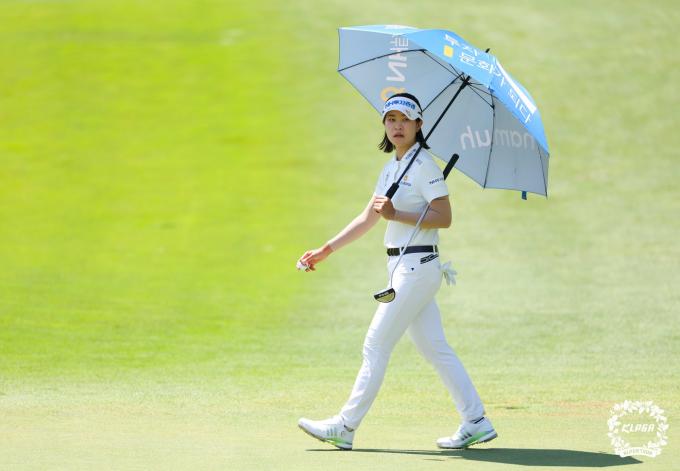 박민지가 9일 강원도 양양 설해원에서 열린 KLPGA 2024 셀트리온 퀸즈 마스터즈 파이널 라운드 3번홀에서 그린을 파악하고 있다. (KLPGA 제공) 2024.6.9/뉴스1