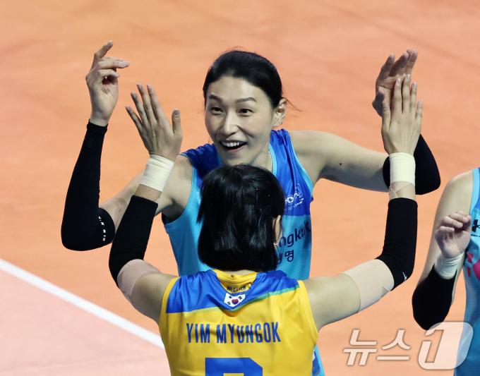 김연경이 9일 오후 서울 송파구 잠실실내체육관에서 열린 '김연경 초청 세계 여자배구 올스타전(KYK Invitational 2024)' 팀 '월드'와 팀 '스타'의 경기에서 임명옥과 손뼉을 마주치고 있다. 2024.6.9/뉴스1 ⓒ News1 구윤성 기자