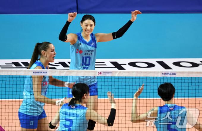 김연경이 9일 오후 서울 송파구 잠실실내체육관에서 열린 '김연경 초청 세계 여자배구 올스타전(KYK Invitational 2024)' 팀 '월드'와 팀 '스타'의 경기에서 득점 뒤 기쁨을 나누고 있다. 2024.6.9/뉴스1 ⓒ News1 구윤성 기자