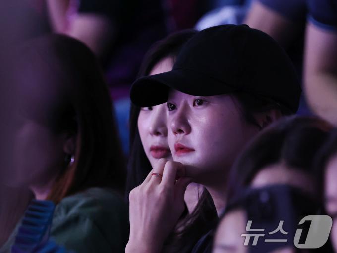 [사진] 김연경 경기 관람하는 강승현