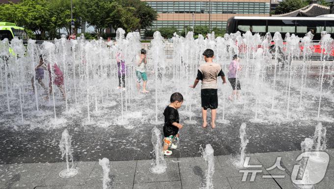 [사진] 더위에 분수대는 아이들의 놀이터