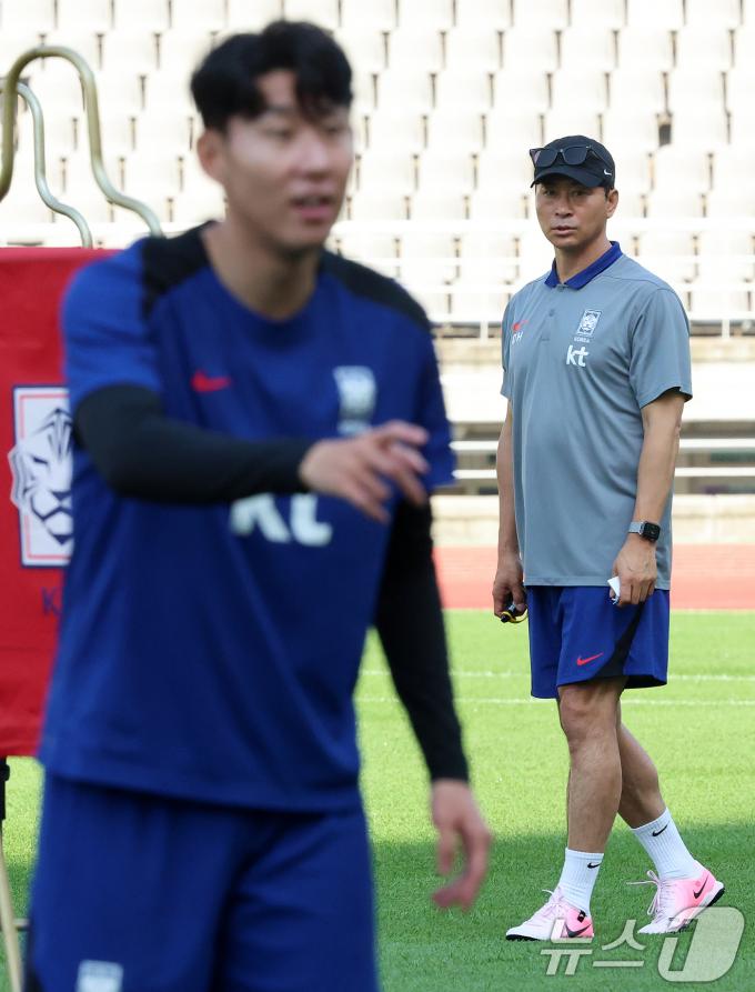 [사진] 김도훈 임시 감독, 흥민이만 믿는다