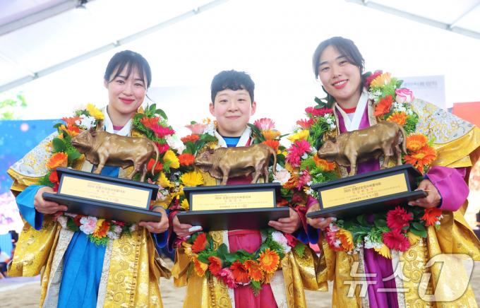 [사진] 2024 강릉단오장사씨름대회 '황소 트로피 들고'