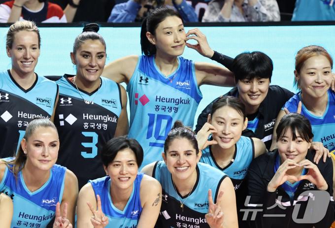 김연경이 9일 오후 서울 송파구 잠실실내체육관에서 열린 '김연경 초청 세계 여자배구 올스타전(KYK Invitational 2024)'을 마친 뒤 기념촬영을 하고 있다. 2024.6.9/뉴스1 ⓒ News1 구윤성 기자