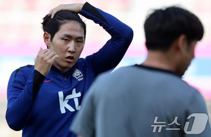 [사진] 이강인, 코치님 말씀에 집중