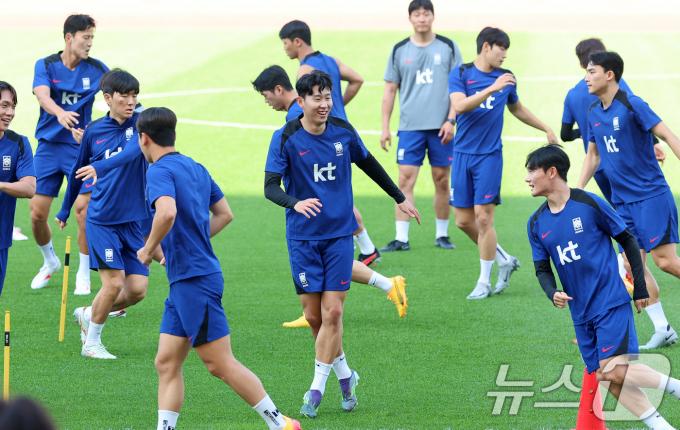 [사진] 손흥민, 훈련은 즐겁게!