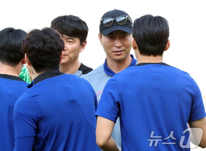[사진] 김도훈 임시 감독, 선수들과 눈맞춤 인사