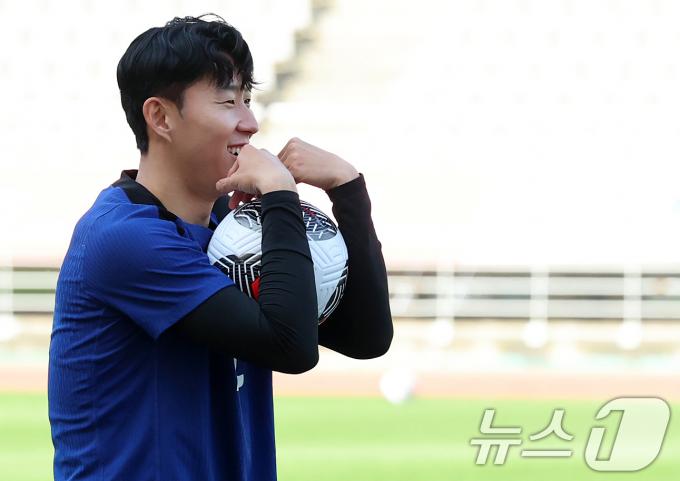 [사진] 손흥민, 골키퍼 도전?