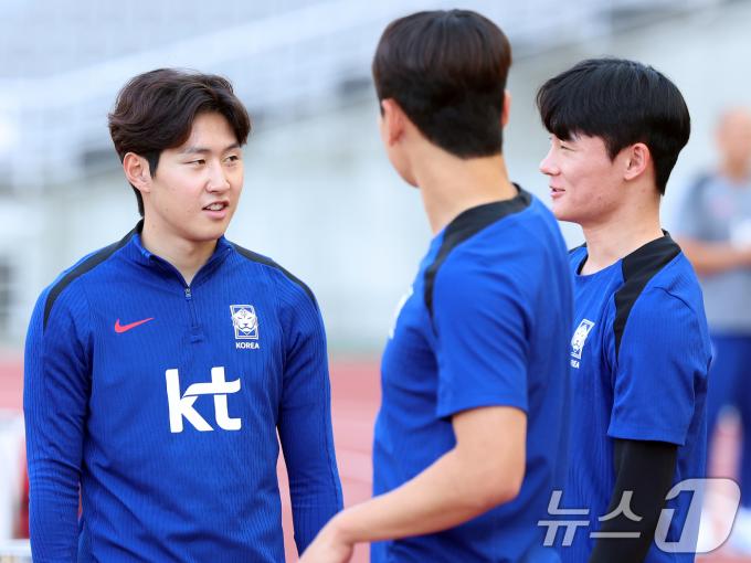 [사진] 엄원상과 대화 나누는 이강인