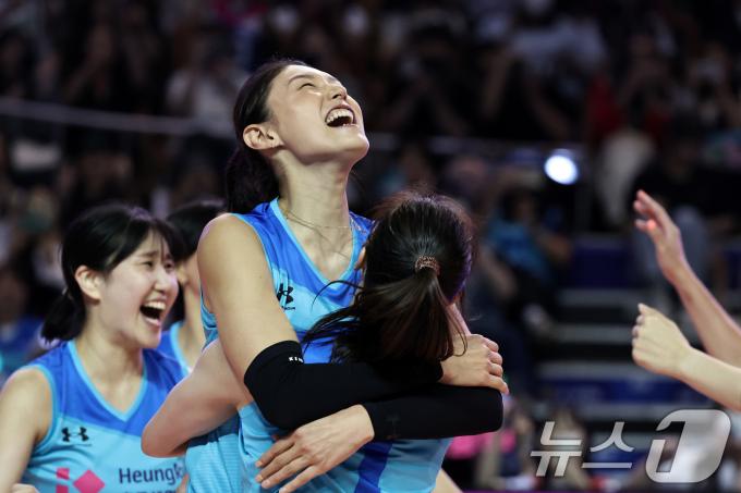 김연경이 9일 오후 서울 송파구 잠실실내체육관에서 열린 '김연경 초청 세계 여자배구 올스타전(KYK Invitational 2024)' 팀 '월드'와 팀 '스타'의 경기에서 승리한 뒤 환호하고 있다. 2024.6.9/뉴스1 ⓒ News1 구윤성 기자