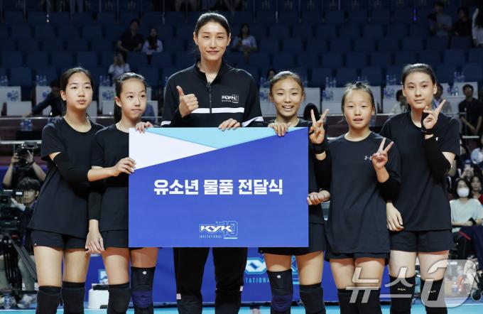 김연경이 9일 오후 서울 송파구 잠실실내체육관에서 열린 '김연경 초청 세계 여자배구 올스타전(KYK Invitational 2024)'에서 KYK 재단 출범을 선포한 뒤 유소년 물품 전달식을 진행하고 있다. 2024.6.9/뉴스1 ⓒ News1 구윤성 기자