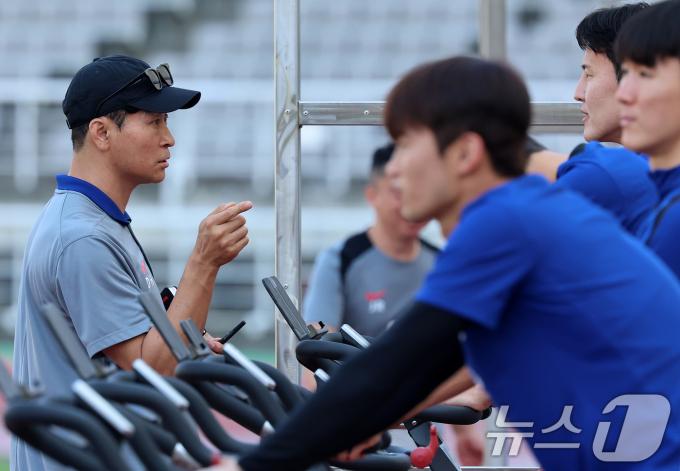 [사진] 김도훈 임시 감독, 선수들과 눈맞춤 대화