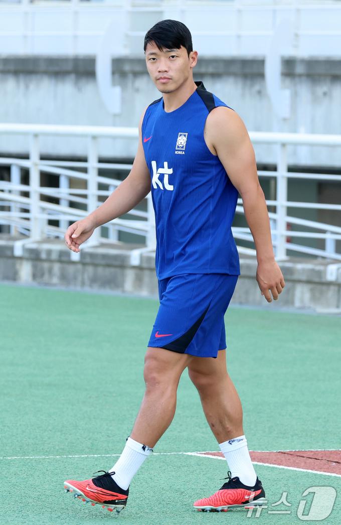 [사진] 훈련 하기 위해 그라운드 나서는 황희찬