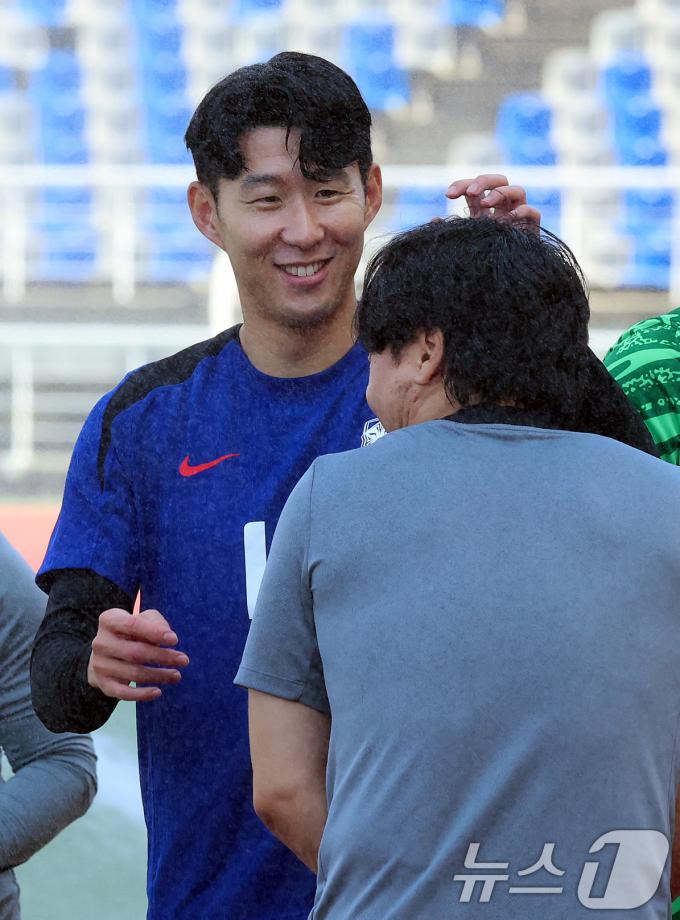 [사진] 손흥민, 최성용 코치님 머리 젖어요