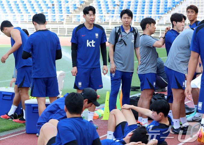 [사진] 훈련 준비하는 축구대표팀