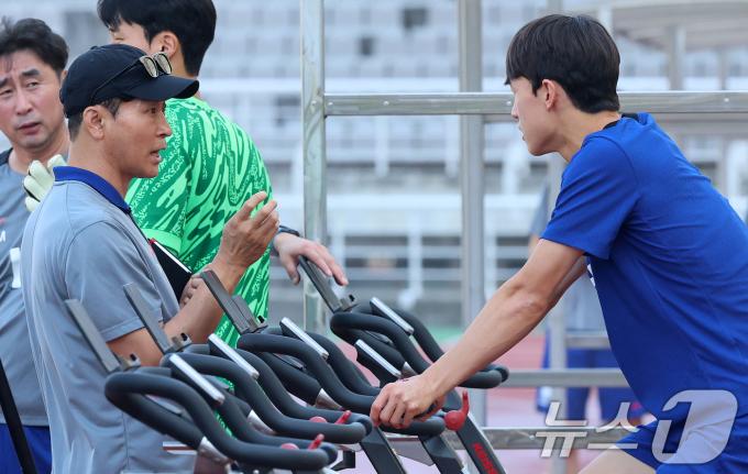 [사진] '부주장' 이재성과 대화 나누는 김도훈 임시 감독