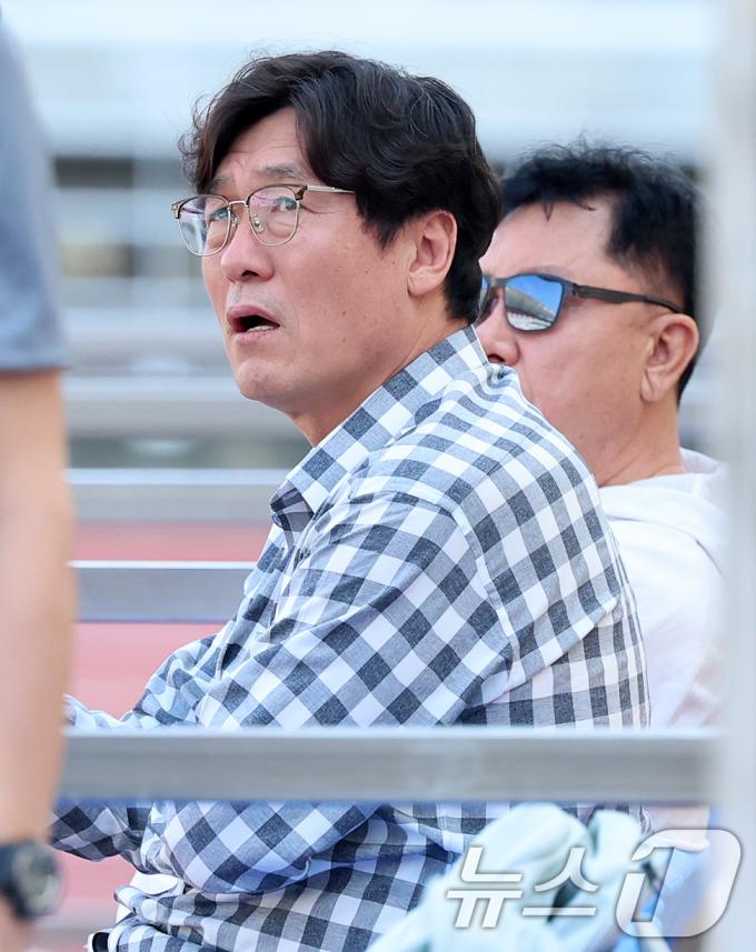 [사진] 축구대표팀 훈련장 찾은 이임생·정해성