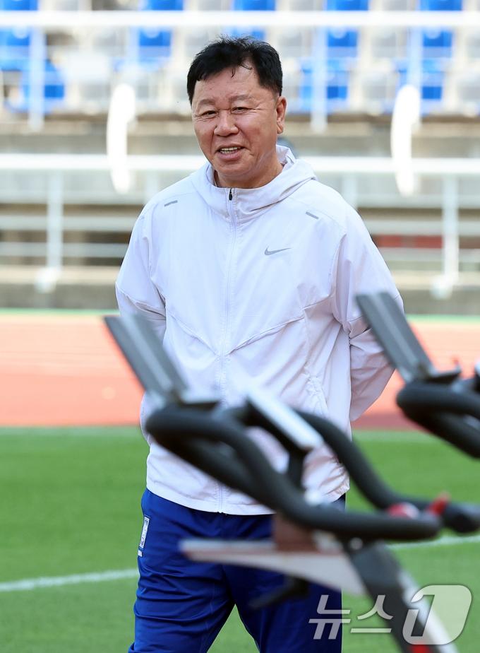 [사진] 축구대표팀 훈련장 찾은 정해성 전력강화위원장