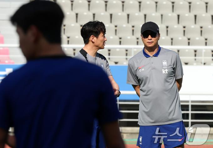 대한민국 축구대표팀 김도훈 임시 감독이 9일 오후 경기 고양시 고양종합운동장에서 2026 국제축구연맹(FIFA) 북중미 월드컵 아시아 지역 2차 예선 중국전을 앞두고 훈련하는 선수들을 응시하고 있다. 한편 축구 국가대표팀은 지난 6일 싱가포르를 7대0으로 대파하고 3차 예선 진출을 확정했다. 2024.6.9/뉴스1 ⓒ News1 김진환 기자