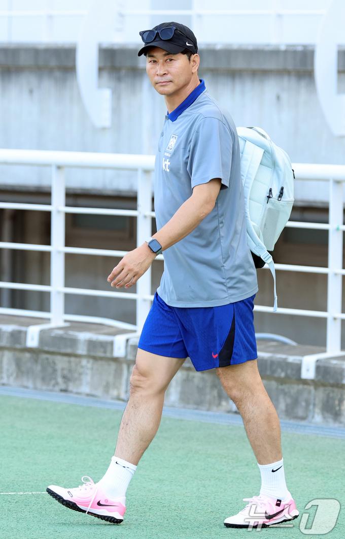 [사진] 훈련 위해 그라운드 나서는 김도훈 임시 감독