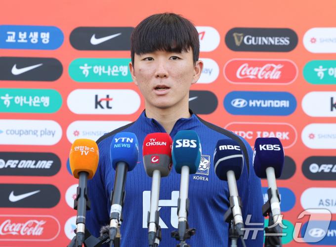 [사진] 훈련 전 인터뷰 하는 황인범