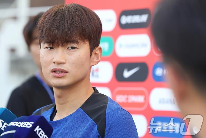 대한민국 축구대표팀 김진수가 9일 오후 경기 고양시 고양종합운동장에서 2026 국제축구연맹(FIFA) 북중미 월드컵 아시아 지역 2차 예선 중국전을 앞두고 훈련 전 공식 인터뷰를 하고 있다. 한편 축구 국가대표팀은 지난 6일 싱가포르를 7대0으로 대파하고 3차 예선 진출을 확정했다. 2024.6.9/뉴스1 ⓒ News1 김진환 기자