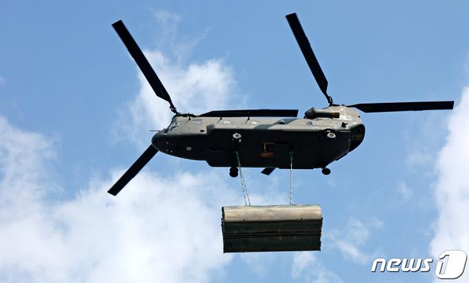 20일 오전 경기 연천군 임진강에서 열린 한미연합 제병협동 도하훈련에서 미군 시누크 헬기가 전술부교를 수송하고 있다. 2024.3.20/뉴스1 ⓒ News1 장수영 기자