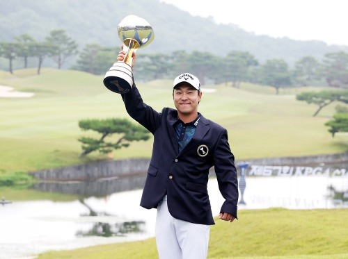 전가람이 KPGA 우승컵을 들고 기념 촬영을 하고 있다. /사진= KPGA