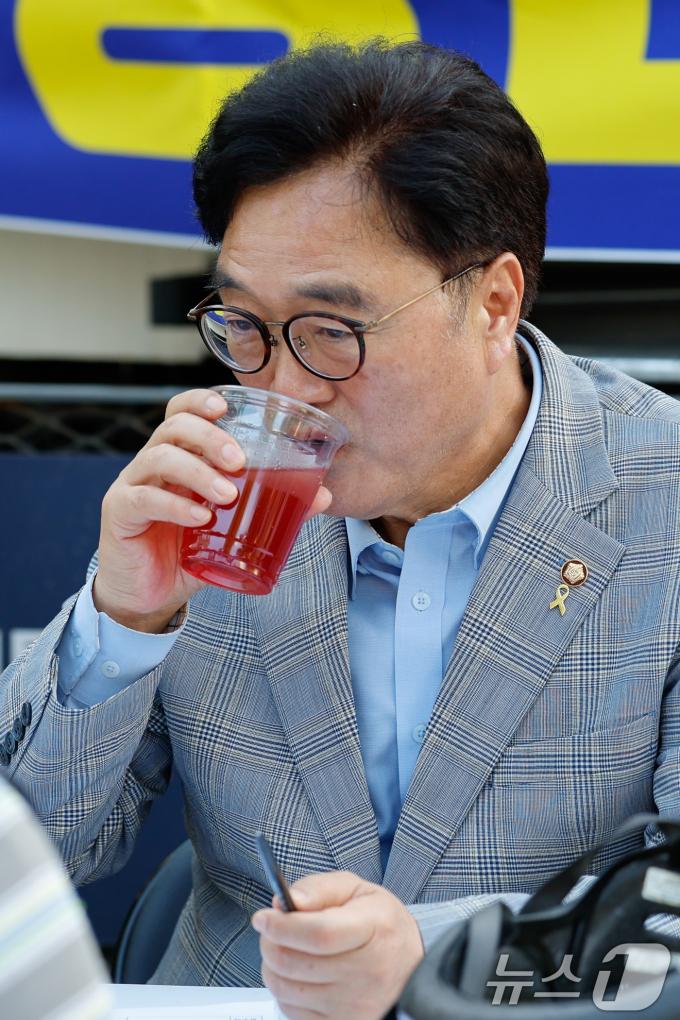 [사진] 목축이는 우원식 국회의장