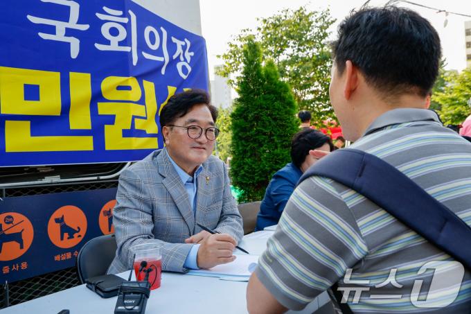 [사진] 우원식 국회의장 '현장민원실 운영 이어갑니다'