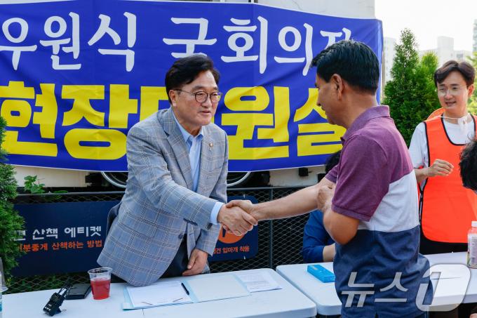 [사진] 악수하는 우원식 의장