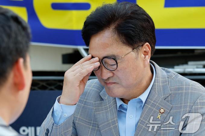 [사진] 안경 고쳐쓰는 우원식 의장