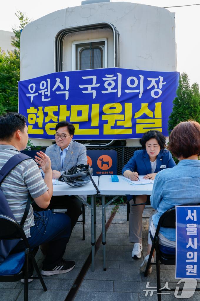 [사진] 우원식 국회의장, 경춘선숲길에서 '현장민원실'
