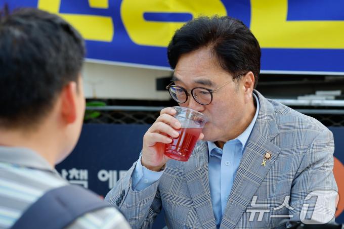 우원식 국회의장이 9일 오후 서울 노원구 경춘선숲길에서 의원 시절부터 이어 온 '현장민원실'을 운영, 주민의 민원을 들으며 음료를 마시고 있다. 2024.6.9/뉴스1 ⓒ News1 안은나 기자