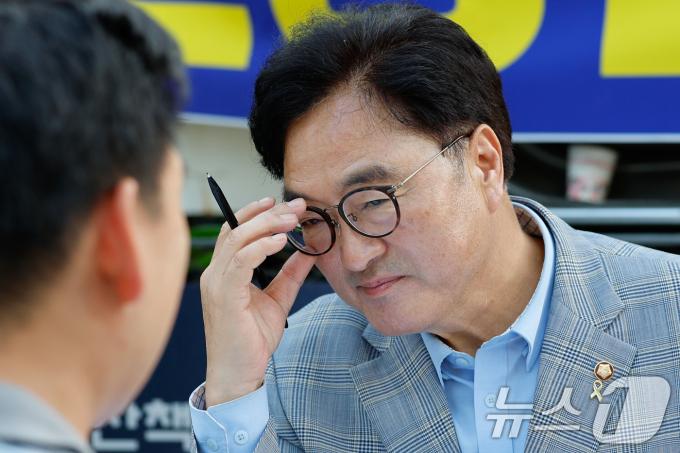 우원식 국회의장이 9일 오후 서울 노원구 경춘선숲길에서 의원 시절부터 이어 온 '현장민원실'을 운영, 주민의 민원을 듣고 있다. 2024.6.9/뉴스1 ⓒ News1 안은나 기자