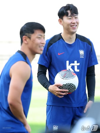 대한민국 축구대표팀 손흥민이 9일 오후 경기 고양시 고양종합운동장에서 2026 국제축구연맹(FIFA) 북중미 월드컵 아시아 지역 2차 예선 중국전을 앞두고 황희찬(왼쪽)과 훈련을 하고 있다. 한편 축구 국가대표팀은 지난 6일 싱가포르를 7대0으로 대파하고 3차 예선 진출을 확정했다. 2024.6.9/뉴스1 ⓒ News1 김진환 기자