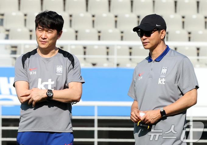 대한민국 축구대표팀 김도훈 임시 감독이 9일 오후 경기 고양시 고양종합운동장에서 2026 국제축구연맹(FIFA) 북중미 월드컵 아시아 지역 2차 예선 중국전을 앞두고 박건하 코치(왼쪽)와 대화를 나누고 있다. 한편 축구 국가대표팀은 지난 6일 싱가포르를 7대0으로 대파하고 3차 예선 진출을 확정했다. 2024.6.9/뉴스1 ⓒ News1 김진환 기자