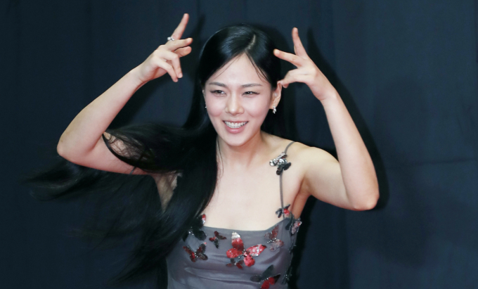 가수 비비가 대학 축제 무대 중 비속어를 사용한 것과 관련, 뒤늦게 고개를 숙였다. 사진은 지난달 서울 강남구 코엑스에서 열린 '60회 백상예술대상' 레드카펫 행사에 참석한 가수 비비. /사진=뉴스1