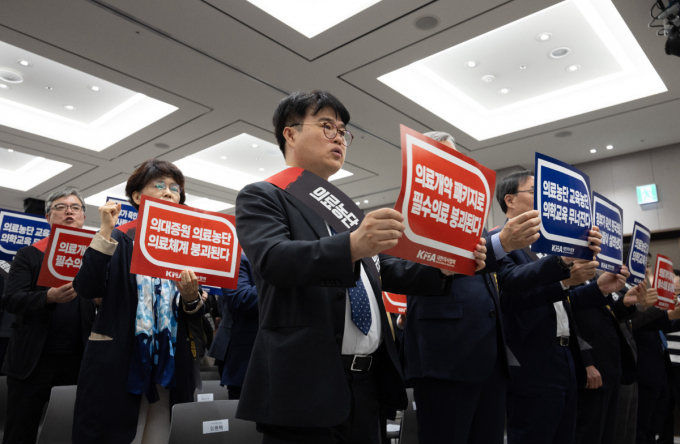 임현택 대한의사협회 회장이 9일 오후 서울 용산구 대한의사협회에서 열린 의료농단 저지 전국의사대표자회의에서 구호를 외치고 있다. /사진=뉴스1