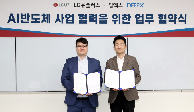 LG유플러스는 국내 반도체 팹리스(설계) 회사 딥엑스와 온디바이스 AI 반도체 사업을 위한 업무 협약을 체결했다. 사진은 LG유플러스 권용현 LG유플러스 기업부문장(오른쪽)과 김녹원 딥엑스 대표가 업무협약을 맺고 기념 사진을 촬영하는 모습. /사진=LG유플러스