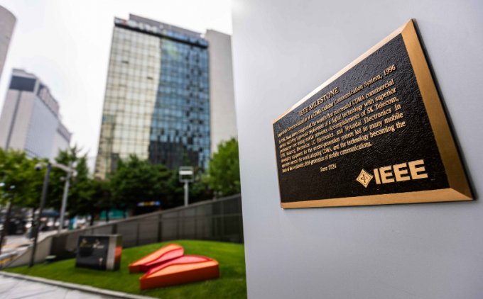 SK텔레콤은 국제전기전자공학협회(IEEE·Institute of Electrical and Electronics Engineers)가 선정하는 'IEEE 마일스톤'에 등재됐다고 10일 밝혔다. 사진은 SK텔레콤 본사 사옥 외벽에 설치된 'IEEE 마일스톤' 현판. /사진=SK텔레콤