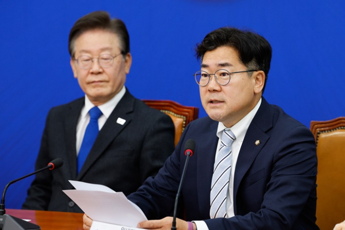 박찬대 더불어민주당 원내대표가 제22대 국회 원 구성 협상과 관련 국민의힘을 향해 날선 비판을 했다. 사진은 박 원내대표(오른쪽)가 지난 7일 서울 여의도 국회에서 열린 최고위원회의에 참석해 모두 발언하는 모습. /사진=뉴스1