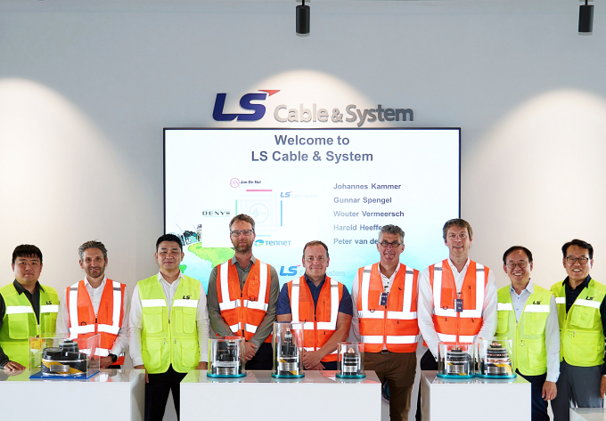 최근 강원도 동해시 LS전선 동해사업장에서 열린 ‘525kV HVDC 케이블 양산 기념행사’에서 LS전선과 테네트 관계자들이 기념촬영을 하고 있다. / 사진=LS전선 