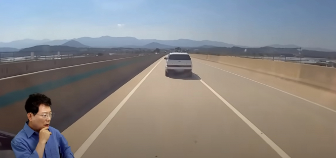 고속도로 1차선에서 한 SUV(스포츠유틸리차량) 운전자가 자율주행 모드를 켜놓고 잠들었다는 의혹이 제기됐다. /사진=유튜브채널 한문철TV 캡처