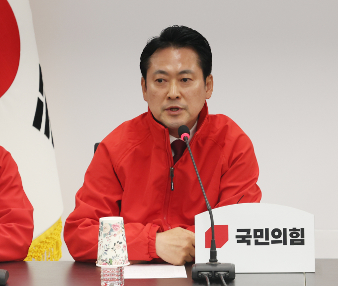 장동혁 국민의힘 원내수석대변인이 더불어민주당의 상임위원장 구성에 대해 '이재명 방탄'을 위함이라고 평가했다. 사진은 장 수석대변인이 지난 4월10일 서울 여의도 중앙당사에서 열린 긴급 투표상황 점검회의에서 발언하는 모습. /사진=뉴스1