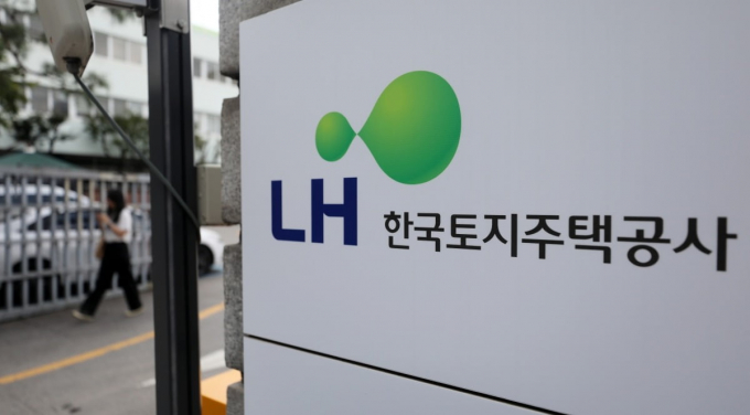국토교통부가 10일 민간의 다양한 아이디어와 수준 높은 주거서비스가 결합된 고품질의 '특화형 공공임대주택' 3000가구를 공모한다고 밝혔다. 사진은 서울 논현동에 있는 한국토지주택공사(LH) 서울지역본부의 모습. /사진=뉴스1