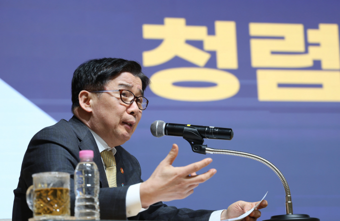 국민권익위원회가 최근 일부 지방의회를 점검한 결과 외유성 관광 사례를 밝혀냈다. 사진은 유철환 국민권익위원장이 지난 3일 충남 홍성군 충남교육청에서 '공직자의 청렴 마인드와 실천'을 주제로 특별강연을 하는 모습. /사진=뉴스1(국민권익위원회 제공) 