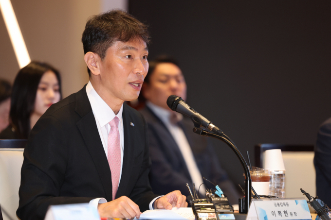 이복현 금융감독원장이 10일 오전 서울 여의도 한국거래소에서 열린 개인투자자와 함께하는 열린 3차 토론회에서 인사말을 하고 있다. /사진=뉴시스